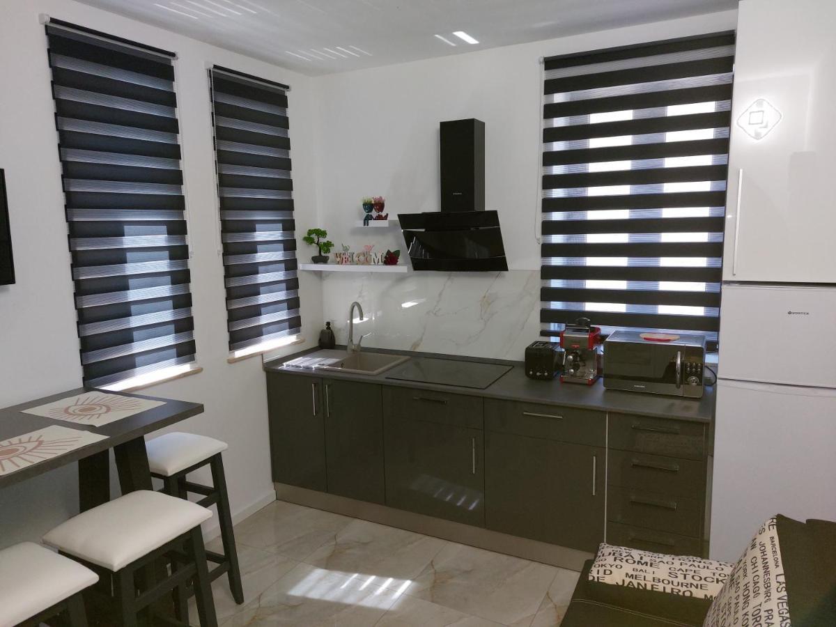 Water Lily Apartment Studio 2 Free Parking- Self Check-In Oradea Buitenkant foto
